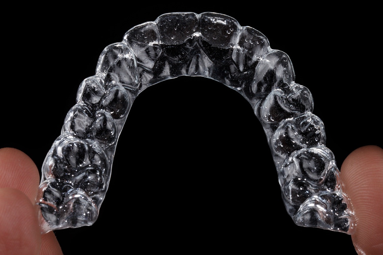 Invisalign mu Sabit Retainer mi: Hangisi Daha Az Gözükür?