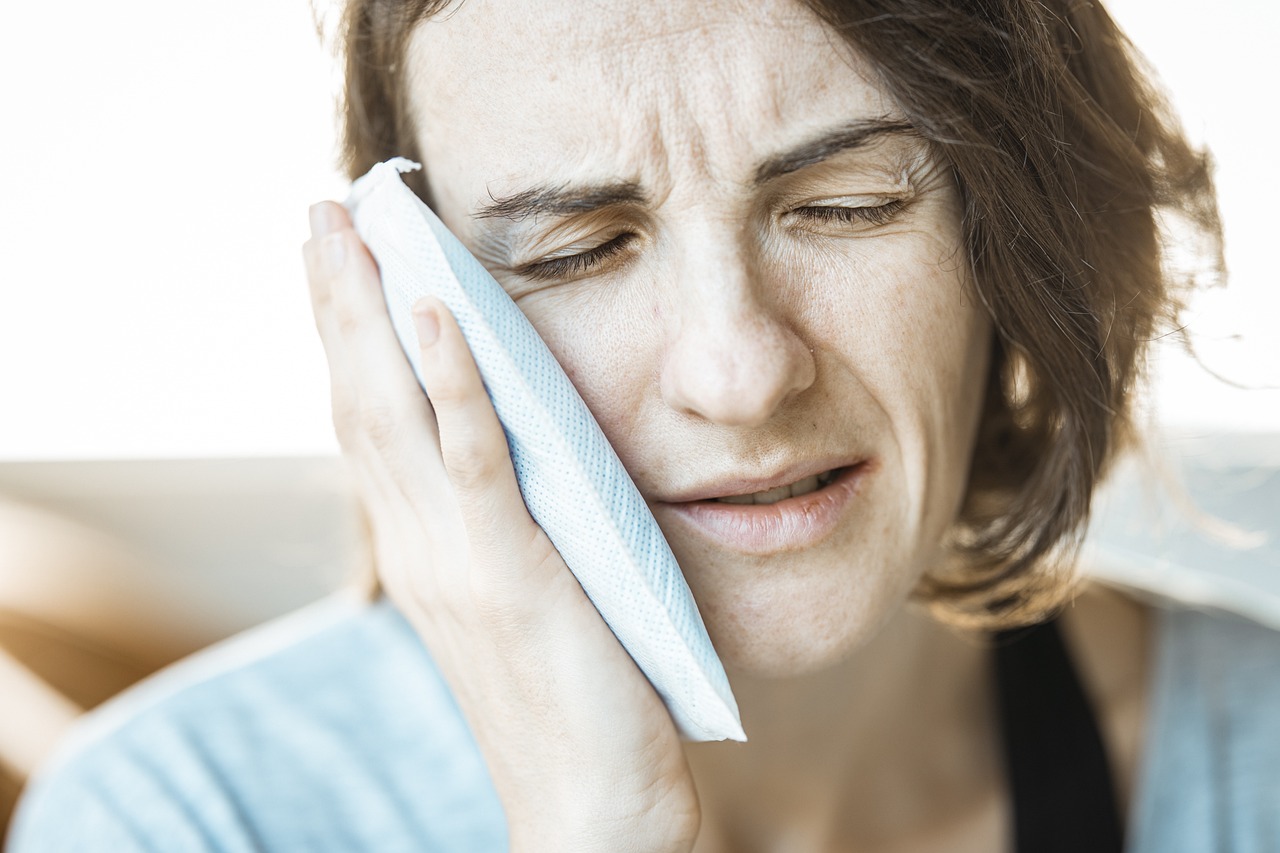 İnvisalign veya Ameliyatlı Ortodonti: Hangisi Daha Az Ağrılı ve Rahatsızlık Verir?