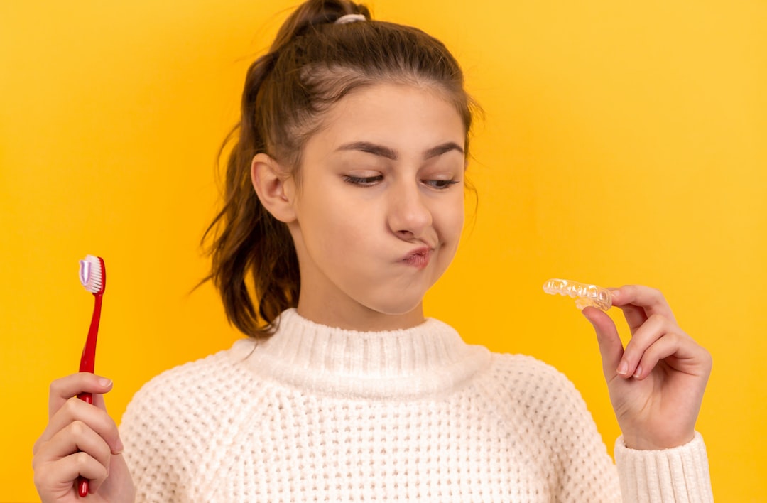 Diş Fırçalama ve Diş İpi Kullanımıyla Invisalign Tedavisinde Tartar Oluşumunu Azaltma 