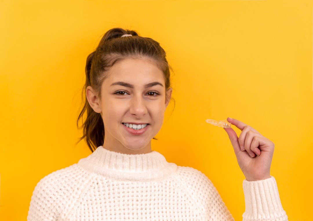 Renkleşmeyi Engellemek İçin Invisalign Plaklarının Düzenli Temizlenmesi