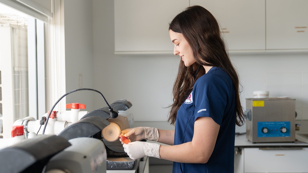 Invisalign Plaklarını Diş İpi ve Diş Arası Temizleyicilerle Birlikte Kullanmanın Faydaları