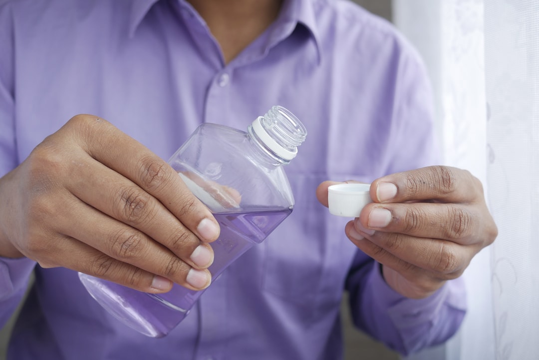 Renkleşmeyi Engellemek İçin Invisalign Plaklarının Düzenli Temizlenmesi